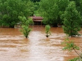 Rozvodněná řeka v Brodě nad Labem mezi Kuksem a Jaroměří