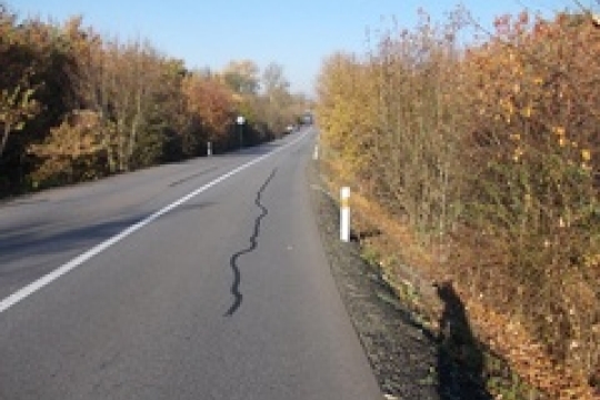 Trhliny v krajské silnici jsou zřejmě dílem přírody