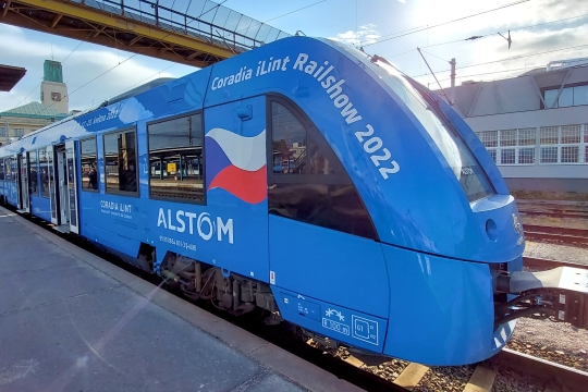 Na kolejích v Královéhradeckém kraji se představil první vlak na vodíkový pohon