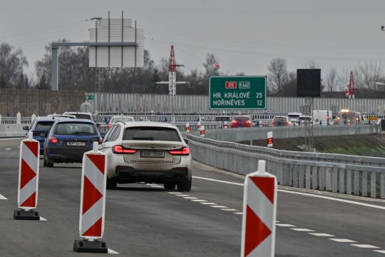 otevření úseku D35 mezi Hořicemi a Sadovou