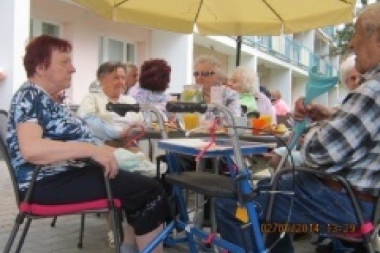 Pracovníkům v sociálních službách se zvýšily platy až o 23 %. Na financování služeb ale chybí desítky milionů korun