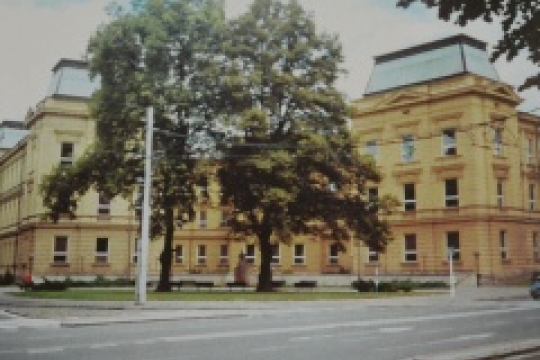 Gymnazisté se již nebudou učit v průvanu