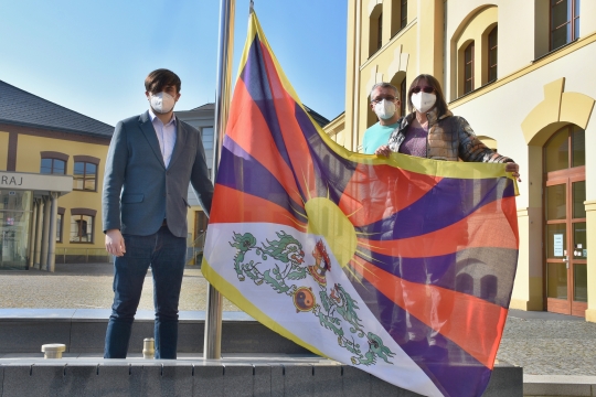 Královéhradecký kraj vyvěsil vlajku pro Tibet