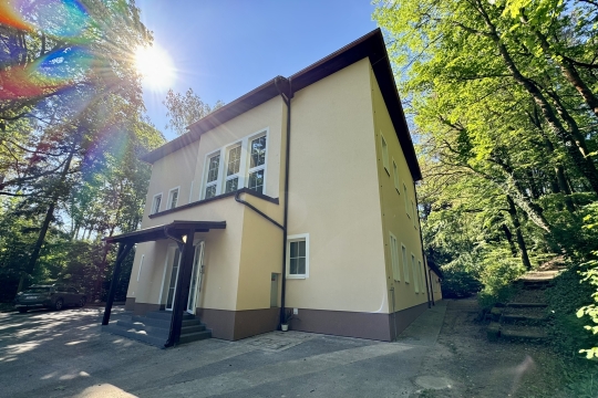 Cukráři v Nové Pace se učí v rekonstruovaných dílnách, vůně lesa se tu mísí s vanilkovým cukrem 