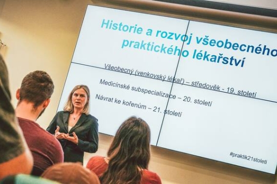 Kraj se snaží přivést mladé lékaře k prestižnímu oboru praktického lékařství