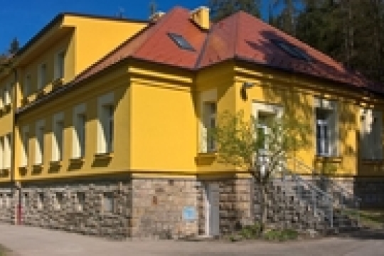 V areálu dvorské nemocnice září další nová fasáda