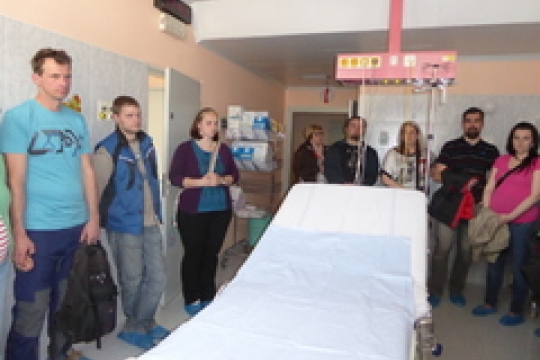 Ve všech porodnicích Královéhradeckého kraje může otec k porodu bez poplatku 