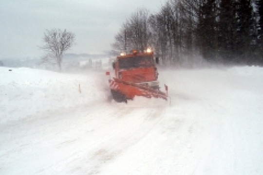 Krušné pondělí na krajských silnicích: Silničáři najeli 10 tisíc kilometrů a odvrátili kalamitní stav. Nyní jsou silnice sjízdné