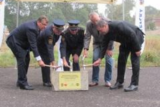 REPORTÁŽ: Rekonstrukce stadionu pro hasiče byla zahájena, hejtman poklepal na základní kámen