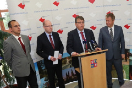 D11, platy ve zdravotnictví, výročí 1866 i diskuse na hradecké univerzitě. Kraj navštívil premiér Sobotka