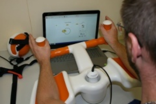 Nemocnice má nový trenažér chůze a přístroje pro terapii horní končetiny