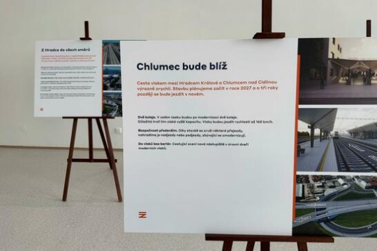 Budoucnost železnice v Královéhradeckém kraji představuje výstava na hradeckém hlavním nádraží