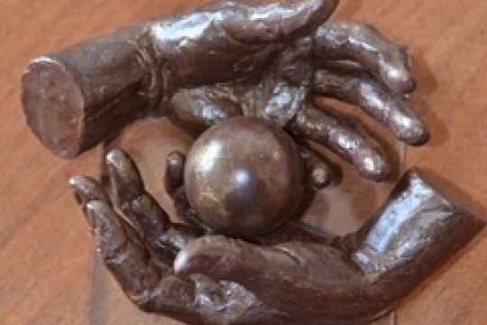 Plastiky rukou zamíří i do škol