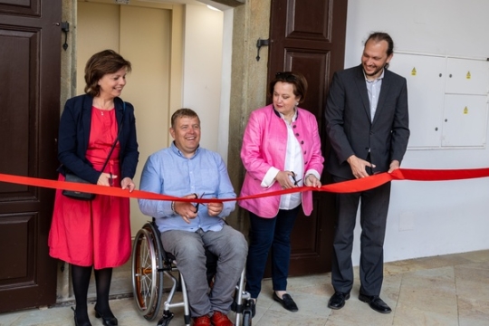 Rychnovský zámek a galerie bez bariér: Nový výtah zpřístupní historické prostory rodového sídla Kolowratů všem návštěvníkům