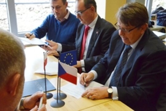 ESÚS NOVUM: Nová forma přeshraniční spolupráce byla dnes oficiálně stvrzena podpisy na Sněžce