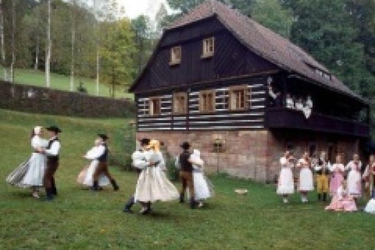Pod Zvičinou zítra startuje Mezinárodní folklorní festival