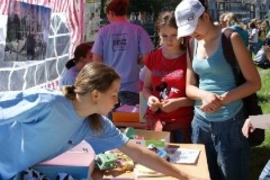 V Hradci Králové si budou školáci hrát na malé vědce 