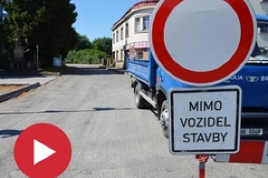 VIDEO: Opravy krajských silnic jsou v plném proudu