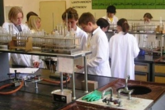 Kraj podpoří stipendiem nový učňovský obor Chemik