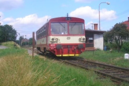 Do hor pojede další vlak. Jiné dva se posunou. 