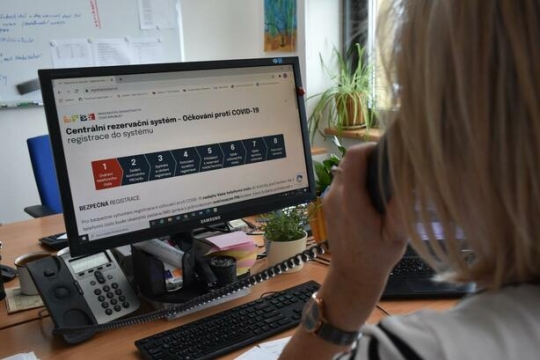 Krajskou infolinku za dopoledne využilo téměř 500 volajících