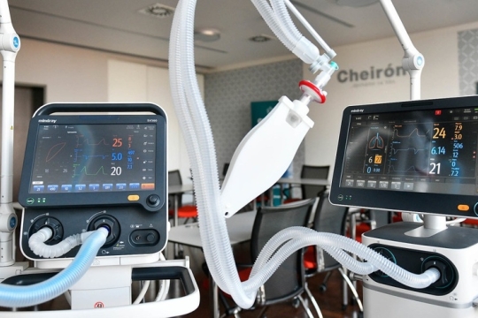 Kraj chce nakoupit plicní ventilátory pro náchodskou nemocnici