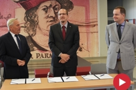 VIDEO: Univerzita Karlova a Královéhradecký kraj uzavřely dohodu o spolupráci