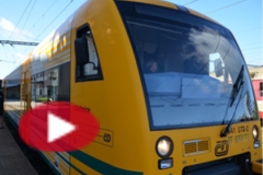 VIDEO: Krajské železnice budou brázdit nové vozy Regioshuttle. Projeďte se ukázkovou jízdou!