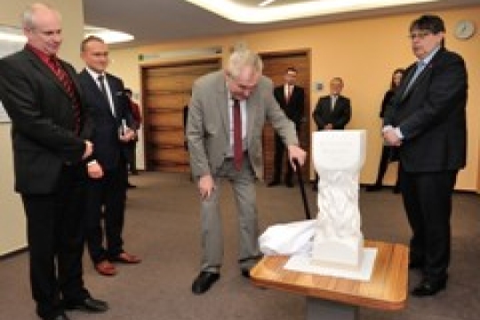 Třímetrová socha z dílny hořické sochařské školy připomene 600. výročí upálení Mistra Jana Husa