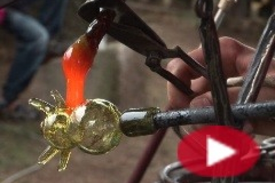 VIDEO: Mistři skláři tavili dřevem v Deštném v Orlických horách