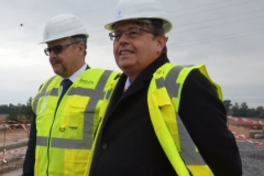 Ministr dopravy Ťok navštívil stavbu D11. Do HK by měla být hotová v roce 2017