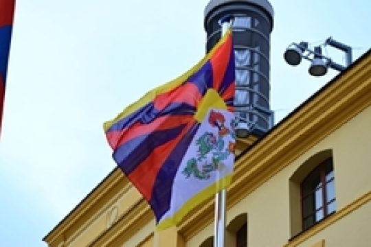 Královéhradecký kraj podruhé vyvěsil vlajku pro Tibet