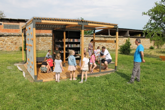 děti hrající si v klášterní zahradě v Opočně