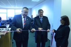 Hejtman otevřel nové operační středisko záchranářů a předal jim nové sanity