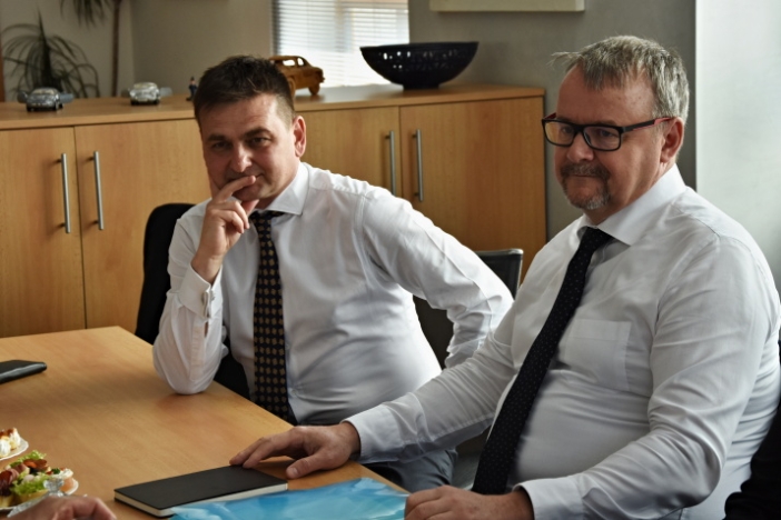 Dokončení dálnic D11, D35 a silnic souvisejících s průmyslovou zónou Solnice-Kvasiny je priorita, shodli se ministr Ťok s prvním náměstkem Červíčkem