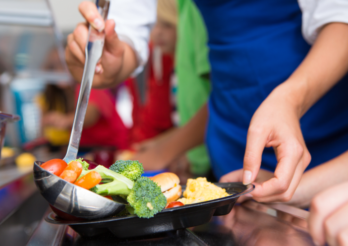 Kraj přispěje na obědy pro děti ze sociálně slabých rodin, žádosti je možné podávat od srpna