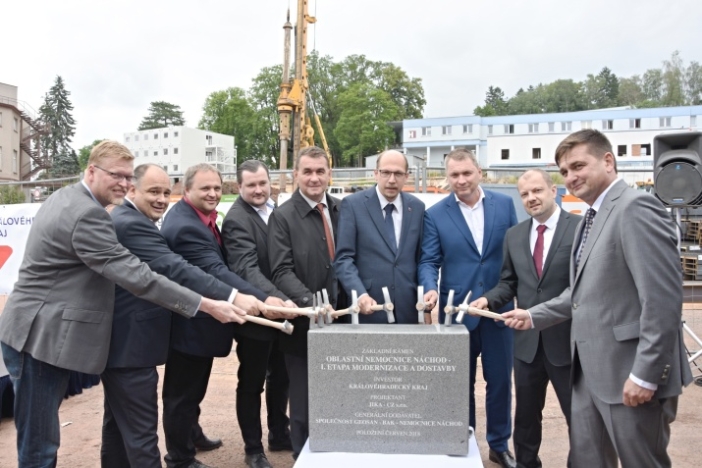 Bourání skončilo, nyní se začne stavět. Modernizace náchodské nemocnice pokračuje podle plánu